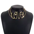 Elegante collana dorata con ciondolo scritta Love in corsivo su una catena sottile - Design Alfabeto LOVE / Oro