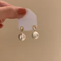 Orecchini pendenti eleganti con goccia dorata e una grande perla bianca opaca di classe - Perla a Goccia (A2218 Argento)