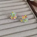 Orecchini a fiore in argento 925 con petali di resina colorata e perline pastello - Orecchini Bottone Grappolo Fiori Macaron / Verde Chiaro (D0637)