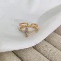 Anello regolabile a doppio strato in oro con trifoglio di zirconi e fascia perlata - Doppio Strato Fiore a Quattro Zirconia (Z0261)