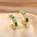 Dettaglio degli orecchini a C placcati in oro con pietre rettangolari verde smeraldo - Smeraldo con Diamanti Incastonati