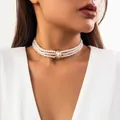 Collana girocollo a tre fili di perle con chiusura dorata e pendente ovale - Collana a Triplo Strato Dorata (Fibbia Ovale)