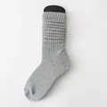 Weiche graue Strick-Slouch-Socken mit Rippstruktur und bequemem Baumwollmischgewebe - Einheitsgröße / Grau