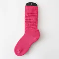 Einfarbige, leuchtend rosafarbene Stricksocken mit breitem Rippmuster für den Lagen-Look - Einheitsgröße / Helles Rosarot
