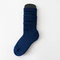 Dunkelblaue Slouch-Socken mit Rippstrick-Textur und modischer, lockerer Passform - Einheitsgröße / Marineblau