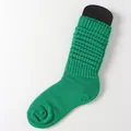 Leuchtend grüne Socken mit Rippstrick-Textur für Damen und Herren auf weißem Grund - Einheitsgröße / Bambusgrün