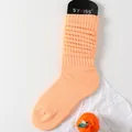 Leuchtend orangefarbene Strick-Stulpen mit Rippbündchen und weicher Textur - Einheitsgröße / Lotosrosa