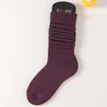 Dunkelila gestrickte weiche Socken im modischen Slouch-Stil mit Rippenmuster - Einheitsgröße / Dunkellila