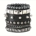 Detail van 4-delige punk armbandenset met zwarte lederen bandjes en metalen studs - 6-laagse Combinatiestijl (11) / Zwart