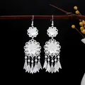 Orecchini etnici Miao in argento con fiori traforati e lunghe nappe in finitura argento - E3256 (Nappa a Disco a Fiore Traforato Rotondo) / Argento