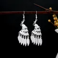 Orecchini pendenti a pavone in finitura argento con nappine e piume eleganti - E1664-3 (Nappa a Piuma di Pavone Traforata) / Argento