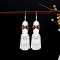 Orecchini etnici Miao in argento con lunghe nappe e perline rosse su ramo di legno - E7364 (Nappa Traforata con Perline Rosse) / Argento