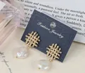 Pendientes vintage de perlas barrocas con botones dorados trenzados y perlas de agua dulce - E2123 Estilo Barroco De Tejido De Paja Calado