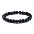 Primer plano de cuentas de ónix negro pulido en una pulsera minimalista para hombres - Pulsera de cuentas negras (04)