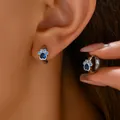 Dettaglio dell'orecchino a zampa con cristalli blu a cuore indossato sul lobo - Argento (EH4405)
