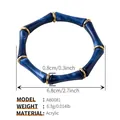 Detalle de pulsera de acrílico mármol azul estilo bambú con anillos dorados y 6,8 cm de diámetro - Mármol Azul