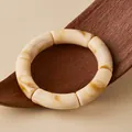 Détail de bracelet en acrylique courbé avec texture marbre beige et design rétro chic - Marbre Beige (AB0078-1)