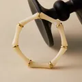 Détail d'un bracelet vintage en résine crème de style bambou avec perles dorées - Style Joint de Bambou (AB0081-1) / Crème