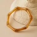 Bracelet vintage en acrylique style bambou avec texture ambre et anneaux en métal doré - Style Joint de Bambou (AB0081-2) / Couleur caramel