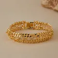 Detalle de una pulsera de tres capas bañada en oro de 18K con diseño de eslabones gruesos - Estilo Multicapa Dos Capas Eslabón Cubano Intercalando Cadena Clip (KB0837)