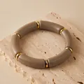 Dettaglio del bracciale in acrilico talpa con distanziali dorati su base in pietra - Talpa (AB0079-8)