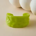 Vue détaillée du bracelet en acrylique vert avec texture ondulée irrégulière et design - Vert Fluorescent (AB0085-6)