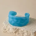 Gros plan détaillé du bracelet manchette en résine bleu clair sur pierre naturelle - Bleu Clair (AB0085-7)