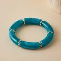 Dettaglio del bracciale boho in acrilico con trama marmorizzata turchese e distanziatori dorati - Blu Verde Marmorizzato (AB0079-10)