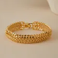Detalle de pulsera de cadena cubana multicapa chapada en oro de 18K con cierre desplegable - Estilo Tejido Eslabón Cubano Ancho Denso Lado A Lado Multicapa (KB0838)