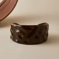 Détail macro du bracelet en résine ambrée avec texture plissée irrégulière unique - Ambre Écaille Foncé (AB0085-9)