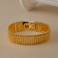 Pulsera de cadena texturizada multicapa chapada en oro de 18K con diseño vintage de banda ancha - Estilo Ancho Borde Perlado Texturizado Tubular Prisma Denso Vertical (KB0839)