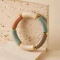 Dettaglio del bracciale bohémien in perline acriliche leopardate con distanziali dorati - Patchwork Multicolore (AB0079-13)