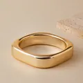 Moderner breiter goldener Acryl-Armreif mit Spiegelglanz auf Travertin-Hintergrund - Goldener Eckig-Runder Breiter Armreif (AB0096-5)