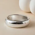 Nahaufnahme eines silbernen breiten Dome-Rings mit hochglanzpoliertem Finish auf Keramik - Silberner Breiter Kuppelring (AB0096-8)
