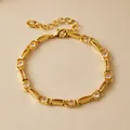 Detalle de la pulsera de cadena multicapa bañada en oro de 18K con circonitas y cierre de langosta - Estilo Metal Texturizado Rectangular Intercalado Diamante Imitación Redondo (KB0850)