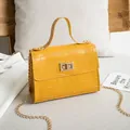 Sac à main jaune vif avec motif crocodile, fermoir doré rotatif et bandoulière chaîne - Jaune