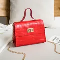 Sac rouge motif crocodile avec bandoulière chaîne dorée et fermoir pivotant - Rouge