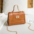 Sac à bandoulière marron motif crocodile avec chaîne dorée et fermoir pivotant en métal - Brun