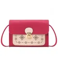 Bolso bandolera bicolor rosa y crema con diseño calado y cierre de metal dorado - Rojo