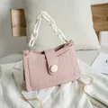 Borsa rosa con stampa coccodrillo, bottone bianco e tracolla a catena spessa - Rosa