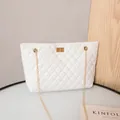 Elegante witte gewatteerde draagtas met gouden ketting en metalen sluiting - Wit