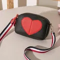 Borsa a tracolla nera con patch a cuore rosso e tracolla in tessuto a righe - Nero