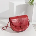 Borsa a sella rossa con trama a coccodrillo in ecopelle e tracolla stile minimal - Rosso