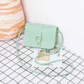 Petit sac carré vert menthe minimaliste avec boucle dorée et texture en cuir mat - Vert clair