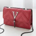 Borsa a tracolla trapuntata rossa con logo a V argento e tracolla a catena rossa - Rosso