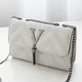 Borsa a tracolla trapuntata bianca con logo a V metallico e dettagli di nappe - Grigio chiaro