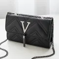 Borsa a tracolla trapuntata nera da donna con catena in metallo e nappa decorativa - Nero
