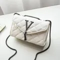Weiße gesteppte Kettenumhängetasche mit V-Metalllogo und elegantem Quastenanhänger - Weiß