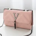 Borsa a tracolla rosa con trapuntatura a V, nappa metallica e catena sottile elegante - Rosa