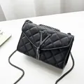 Kompakte schwarze Stepptasche mit Kette, silbernem V-Logo und modischer Franse - Schwarz